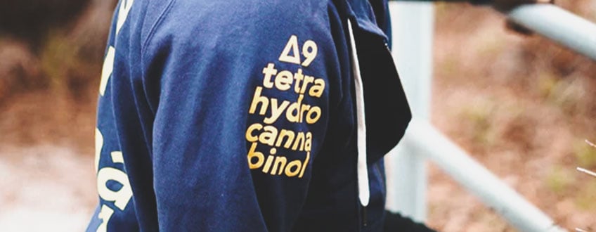 THC Hoodie Ein blauer Hoodie mit der chemischen Formel für THC auf dem Ärmel.
