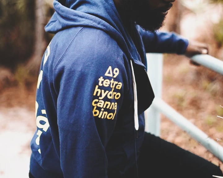 THC Hoodie Ein blauer Hoodie mit der chemischen Formel für THC auf dem Ärmel.
