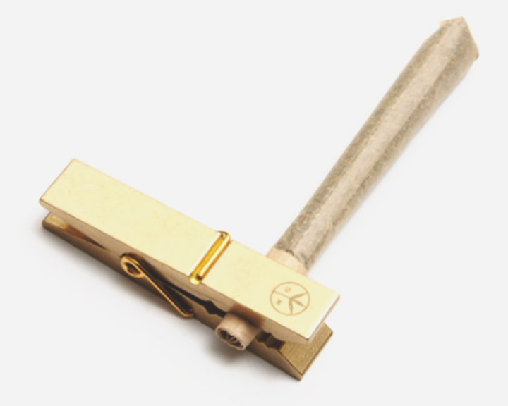 Brass Roach Clip Eine goldfarbene Wäscheklammer mit einem Holzgriff.