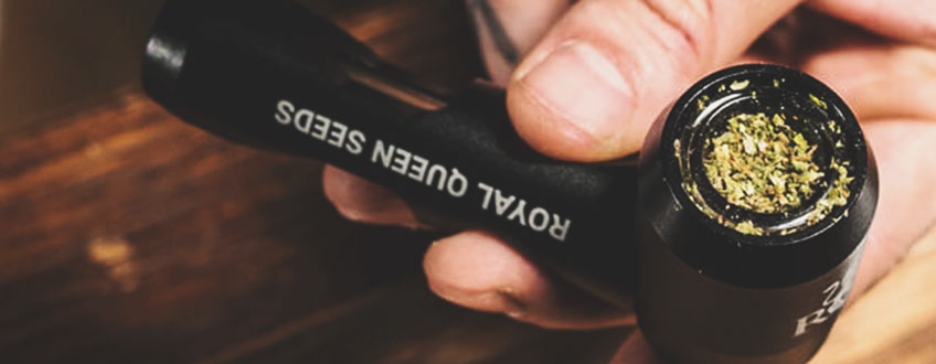 RQS Metal Pipe Eine Nahaufnahme einer schwarzen Metallpfeife mit den Worten