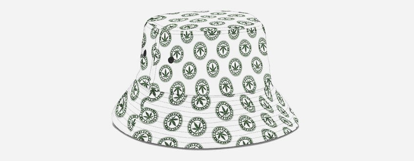 Medical Marijuana Bucket Hat Ein weißer Fischerhut mit einem Muster aus grünen Marihuanablättern.