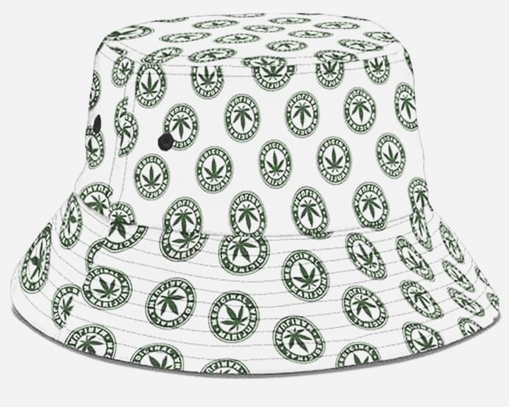 Medical Marijuana Bucket Hat Ein weißer Fischerhut mit einem Muster aus grünen Marihuanablättern.