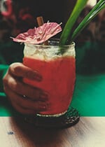 Füge Deinen Cocktails CBD-Öl hinzu