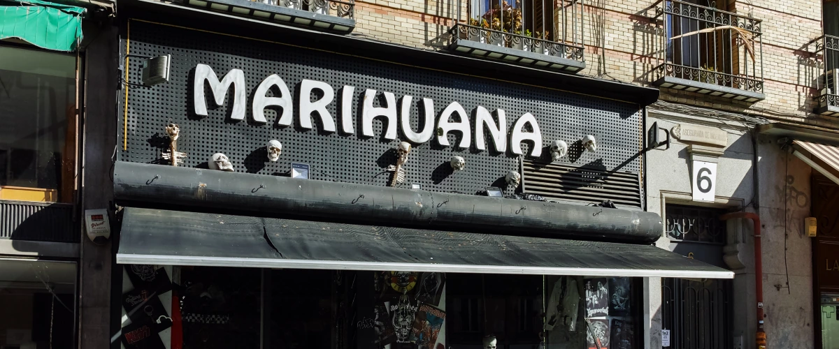 Cannabis Social Club in Spanien Fassade eines Cannabis Social Clubs in Spanien mit einem großen Marihuana-Schild über dem Eingang.