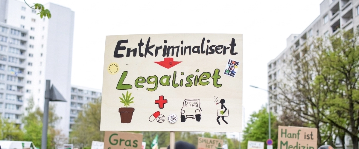 Cannabis-Legalisierungsprotest in Deutschland Schild für die Cannabis-Legalisierung bei einer Demonstration in Deutschland, das Entkriminalisierung und Legalisierung fordert.