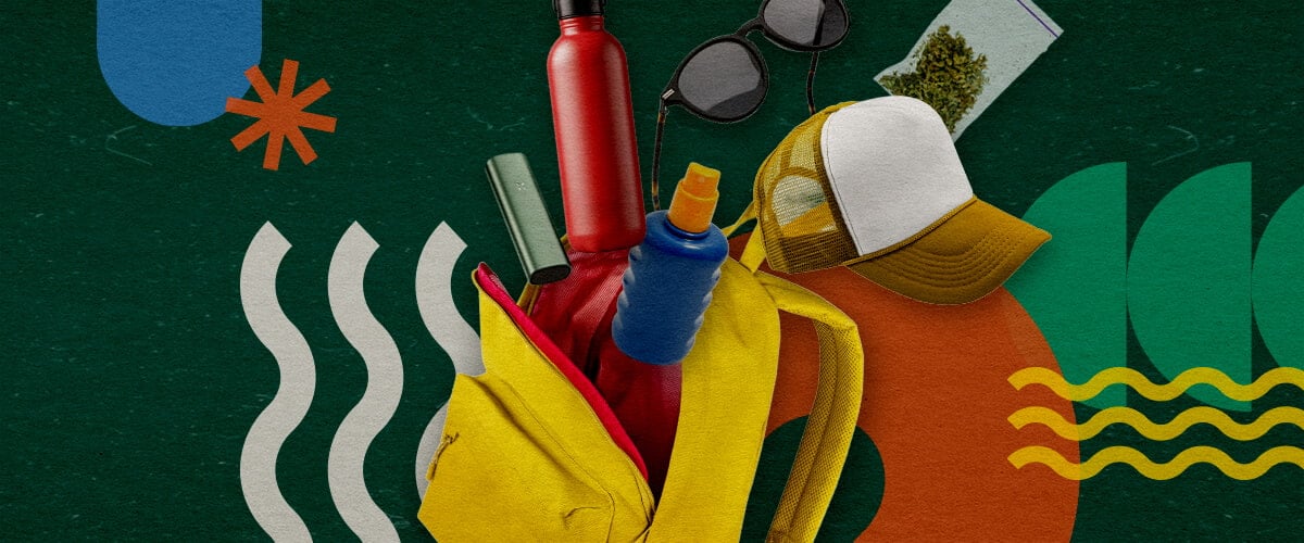 Eine Sammlung von Festival-Essentials für ein cannabis-freundliches Event, darunter ein gelber Rucksack, eine rote Wasserflasche, blaue Sonnencreme, Sonnenbrillen, eine weiße Kappe und ein Beutel Cannabis, arrangiert auf einem lebendigen grünen Hintergrund mit bunten geometrischen Formen.