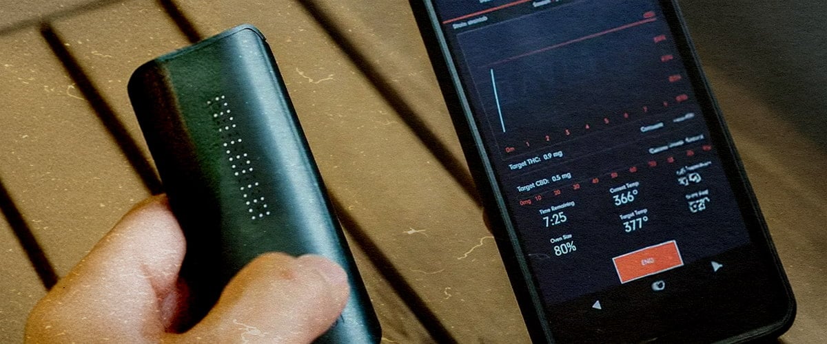 DaVinci IQ3 Vaporizer: Next-Gen-Funktionen & Überlegene Leistung PAX IQ3 Vaporizer mit App, die 80 % Akku, THC 0,5 mg und 366 °F zeigt, neben einem Telefon auf einem Holztisch.