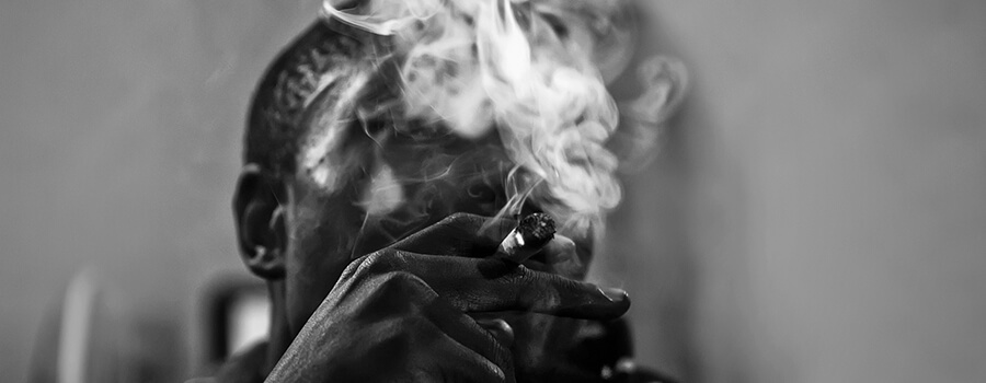 Rauch Beim Rauchen Von Marihuana Halten