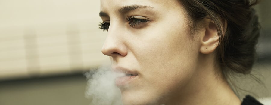 Junges Mädchen, Das Cannabis Raucht