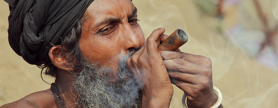 Hinduismus und Cannabis. Charas, Hash, Blätter und Knospen Hinduismus und Cannabis. Charas, Hash, Blätter und Knospen