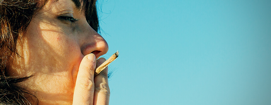 Rauchende Cannabis Von Mittlerem Alter Mutter
