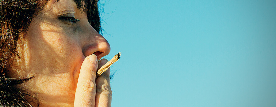Rauchende Cannabis Von Mittlerem Alter Mutter Rauchende Cannabis Von Mittlerem Alter Mutter