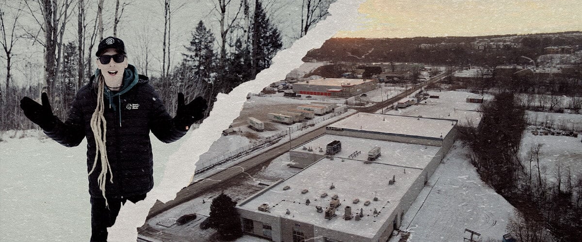 CRIC Labs Cannabis Anbau im Kanadischen Winter Führer Eine Illustration von Max, der sich CRIC Labs in einem verschneiten kanadischen Winter nähert, im Kontrast zu einem hochmodernen indoor Anbauraum mit Cannabis-Hybriden, fortschrittlicher Beleuchtung und Klimakontrolle, auf einem grünen Hintergrund.
