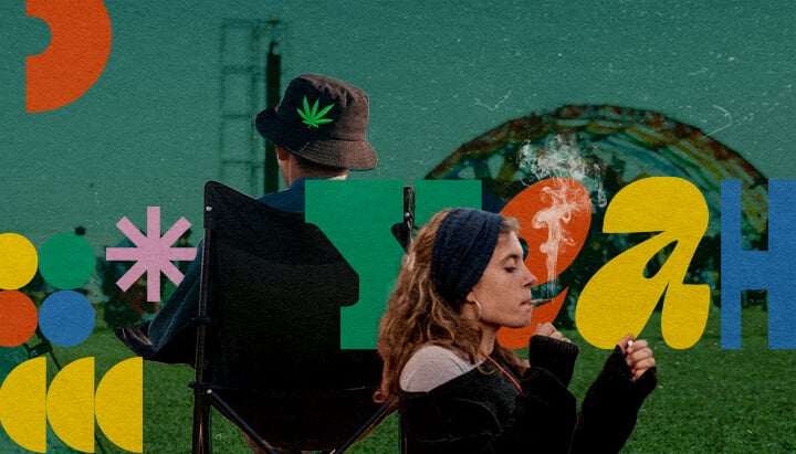 Eine Person, die einen Joint raucht, bei einem cannabis-freundlichen Musikfestival im Jahr 2025, sitzend auf einem Stuhl mit einer weiteren Person im Hintergrund, vor einem farbenfrohen Hintergrund aus grünen, orangefarbenen und gelben geometrischen Formen und einem Hanfblatt-Hut.