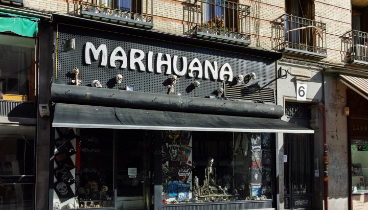 Cannabis Social Club in Spanien Fassade eines Cannabis Social Clubs in Spanien mit einem großen Marihuana-Schild über dem Eingang.