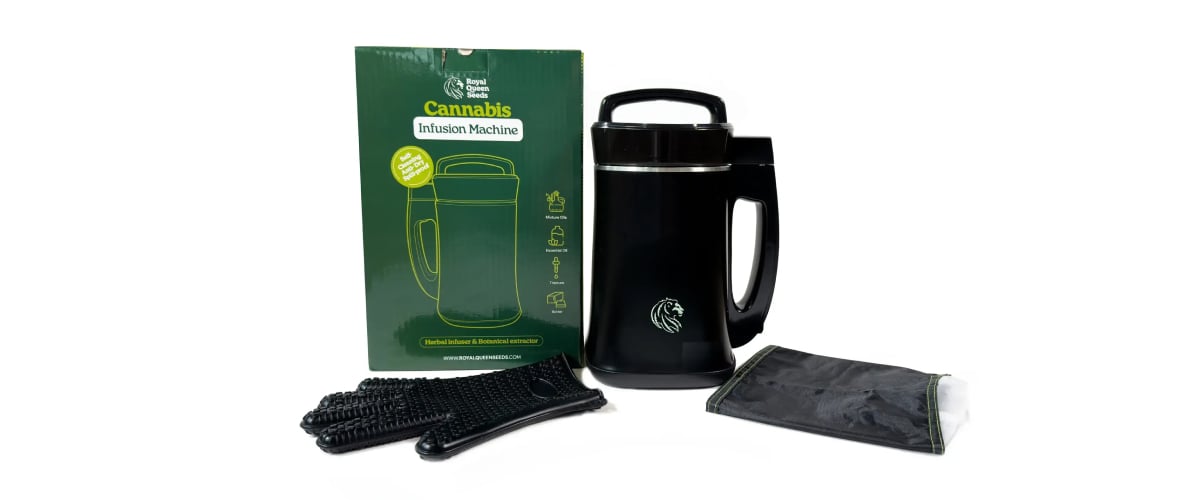 RQS Infusionsmaschine mit Zubehör, darunter Schutzhandschuhe, Filterbeutel und Produktverpackung.