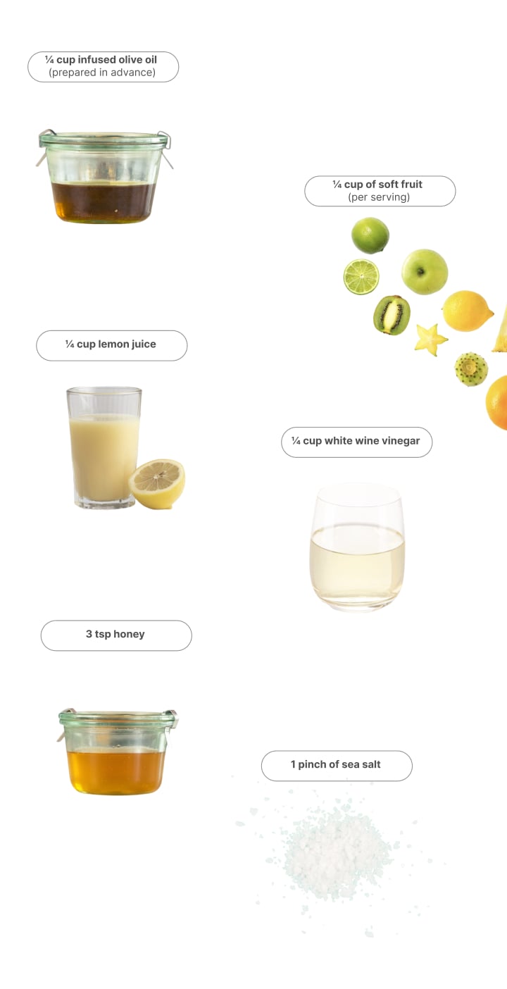 Zutaten für die Zubereitung einer Cannabis-Vinaigrette, darunter infundiertes Olivenöl, weiches Obst, Zitronensaft, Weißweinessig, Honig und Meersalz.