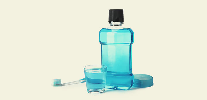 Putze Deine Zähne und verwende eine Mundspülung Putze Deine Zähne und verwende eine Mundspülung