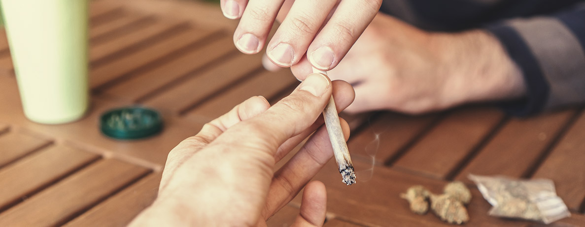 Wie man Gras richtig raucht Wie man Gras richtig raucht