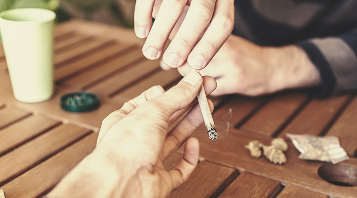 Wie man Gras richtig raucht Wie man Gras richtig raucht