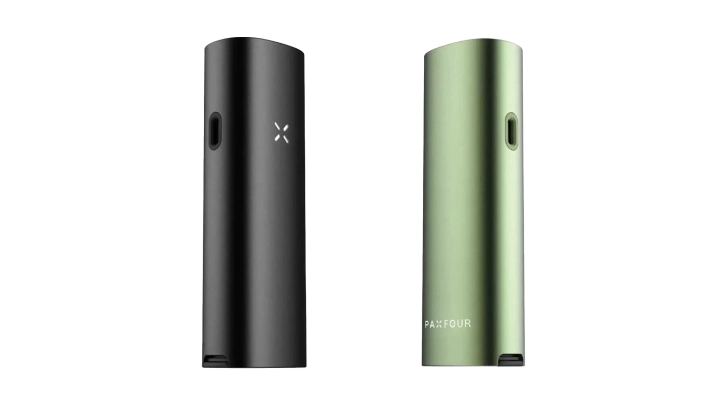 Farboptionen des PAX Four Vaporizers in Schwarz und Grün Schwarzer und grüner PAX Four Vaporizer nebeneinander, mit schlankem kompaktem Design, LED-Blütenblattanzeige, seitlichem Ladeanschluss und Farboptionen