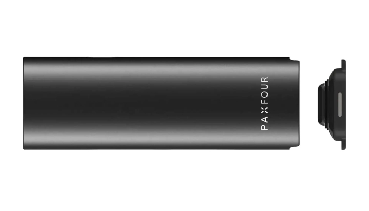 Produktansicht des PAX Four Vaporizers in der Hand PAX Four Vaporizer in einer Hand gehalten, mit schlankem mattem Gehäuse, kompakter Größe und LED-Blütenblattanzeige auf der Vorderseite