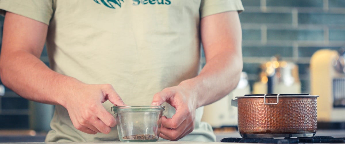 Schritt 1: Cannabis für die MCT-Öl-Infusion decarboxylieren Vorbereitung von getrocknetem Cannabis in einem Glas vor der Decarboxylierung, erster Schritt zur Herstellung von Cannabis-MCT-Öl