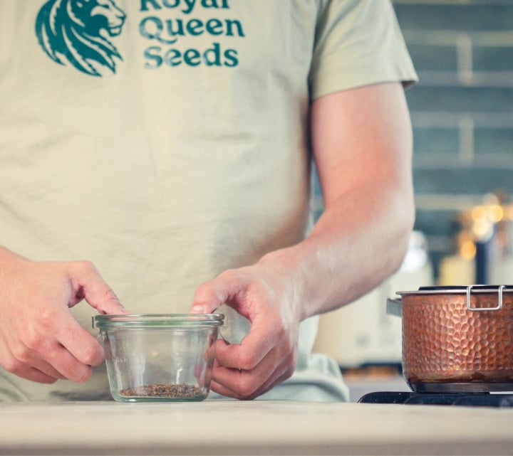 Schritt 1: Cannabis für die MCT-Öl-Infusion decarboxylieren Vorbereitung von getrocknetem Cannabis in einem Glas vor der Decarboxylierung, erster Schritt zur Herstellung von Cannabis-MCT-Öl