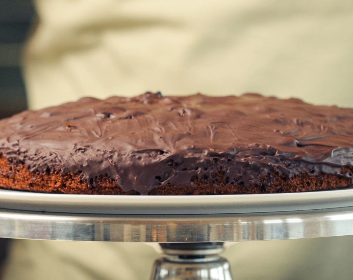 Fertiger hausgemachter Cannabis-Space-Cake mit geschmolzener dunkler Schokolade, serviert als klassisches Edible-Dessert