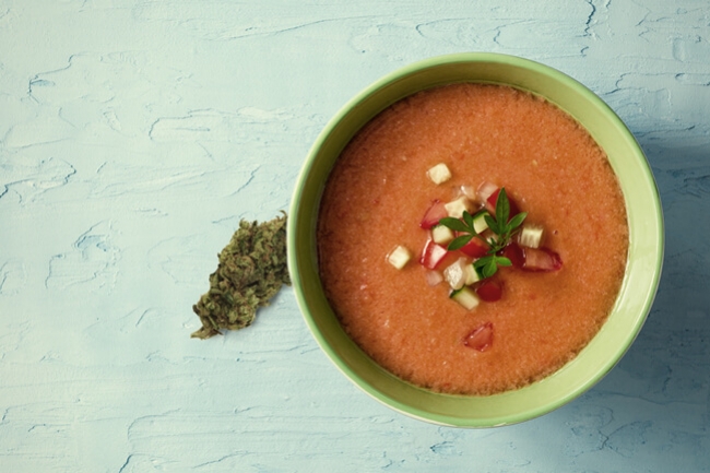 Wie man eine köstliche Cannabis-Gazpacho macht