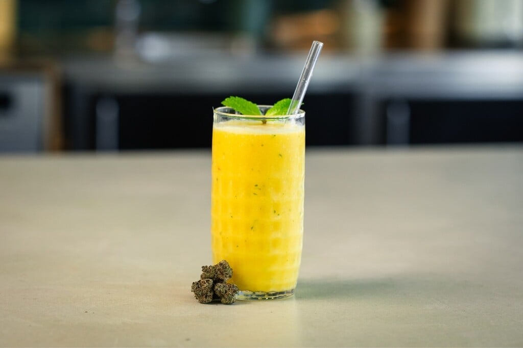 Cannabis-Mango-Smoothie einfach mixen