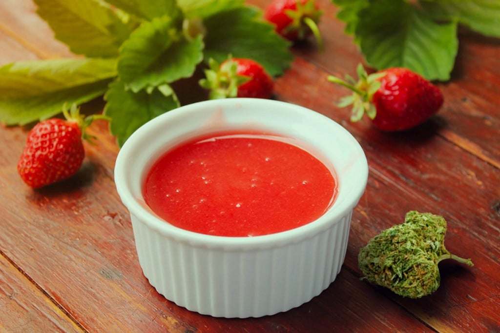 CBD-Erdbeersauce - Rezept für und Übersicht von CBD-Essware