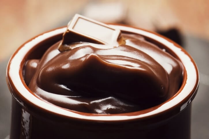 Wie man den besten mit Gras angereicherten Schokoladenpudding macht